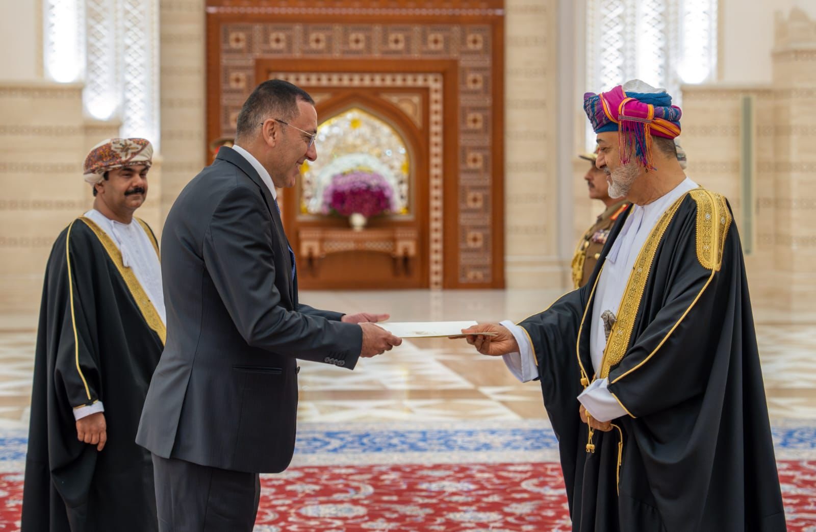 الرويضي يقدم أوراق اعتماده لسلطان عُمان